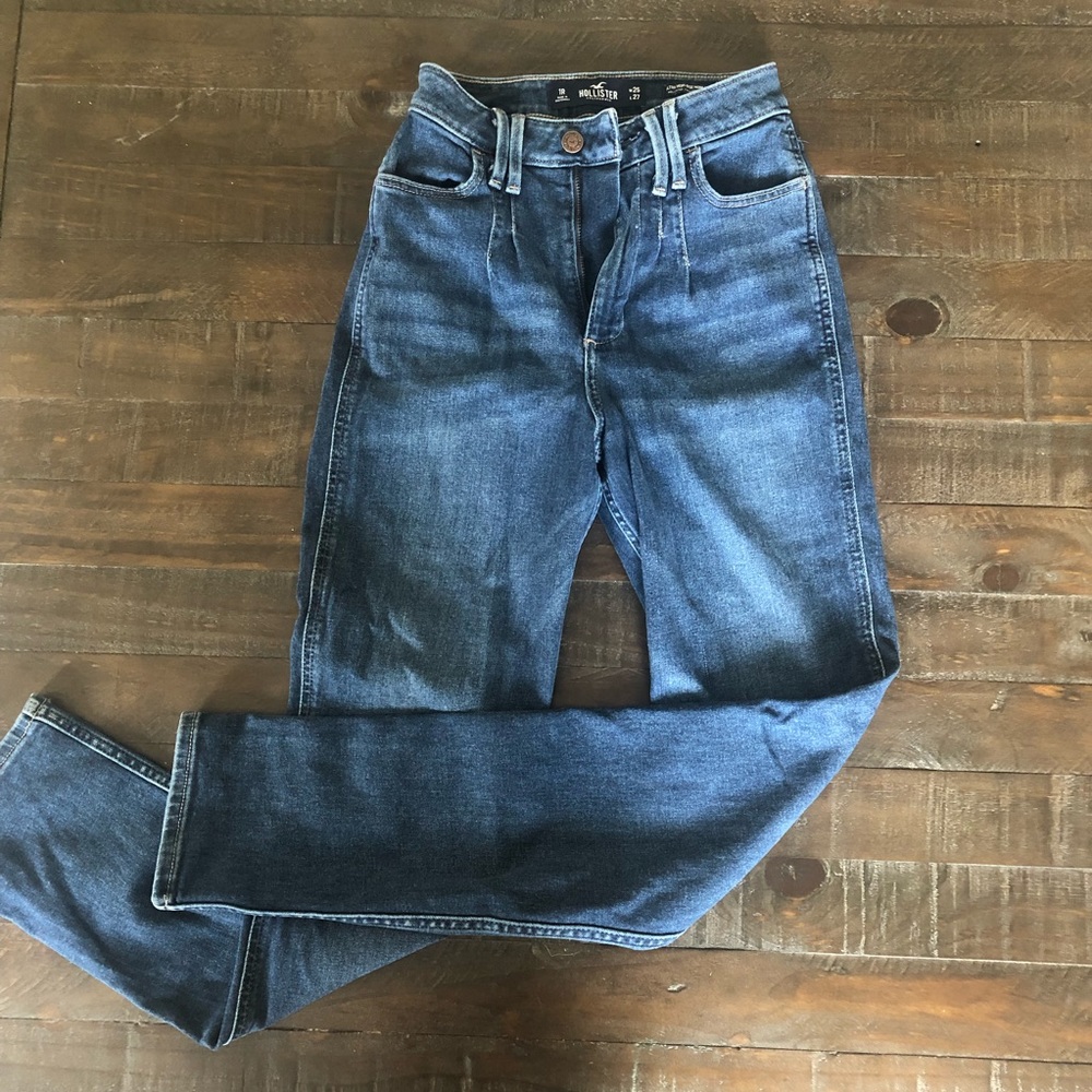 Hollister Ultra High Waisted Mom Jean - Size 1R